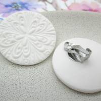 Weiße große Ohrringe, weiße florale Ohrstecker, Polymer Clay Ohrringe, weiße runde Ohrringe, Ohrstecker mit Blumen Bild 4