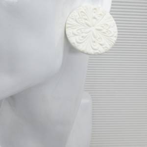Weiße große Ohrringe, weiße florale Ohrstecker, Polymer Clay Ohrringe, weiße runde Ohrringe, Ohrstecker mit Blumen Bild 8
