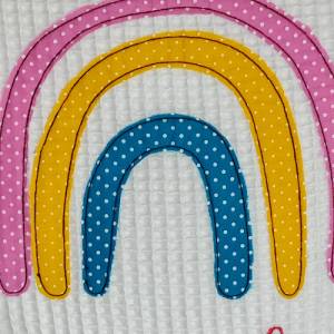 Personalisierte Kissenhülle Kuschelkissen aus Waffel Pique mit Regenbogen Bild 3