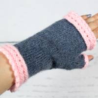 Gestrickte Armstulpen mit Daumenloch aus Wolle | blau & rosa Bild 4