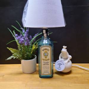 Gib deinem Leben einen Gin - Bombay SAPPHIRE Gin Flaschenlampe, Bottle Lamp - Handmade UNIKAT Upcycling Bild 3