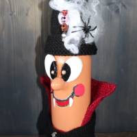 Dekofigur GRAF PIPISTRELLO Vampir Halloweenwichtel Upcyclingfigur aus einer Weinflasche mit handgestrickten Accesoires Bild 2