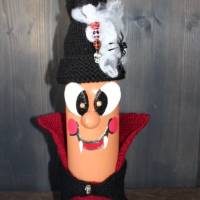 Dekofigur GRAF PIPISTRELLO Vampir Halloweenwichtel Upcyclingfigur aus einer Weinflasche mit handgestrickten Accesoires Bild 5