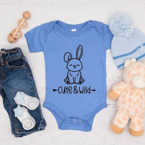 Babystrampler- Babybody - Schwangerschaft Verkündung- Bio Baumwolle- mit süßen Statement/ Motiv ,, Cute & Wild''