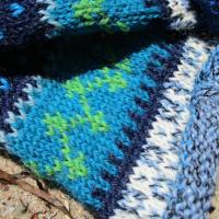 Gestrickte Pulswärmer - Armstulpen in leuchtend blauen Farben und nordischen Fair Isle Mustern Bild 3