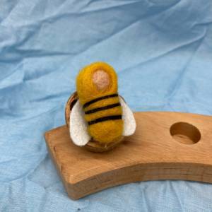 gefilztes Bienenbaby, Baby in der Nussschale, Jahreszeitentisch, Filzfee, Blumenkinder Bild 1