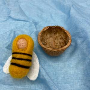 gefilztes Bienenbaby, Baby in der Nussschale, Jahreszeitentisch, Filzfee, Blumenkinder Bild 2