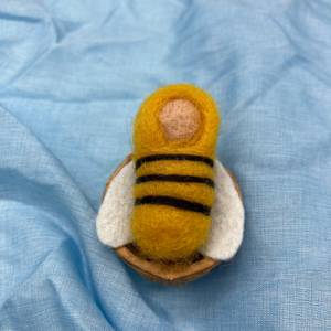 gefilztes Bienenbaby, Baby in der Nussschale, Jahreszeitentisch, Filzfee, Blumenkinder Bild 3