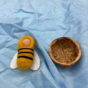 gefilztes Bienenbaby, Baby in der Nussschale, Jahreszeitentisch, Filzfee, Blumenkinder Bild 4