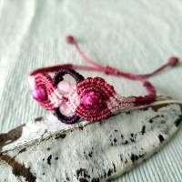 bezauberndes Makramee Armband beere und rosa mit marmorierten Acrylperlen und rosa Glasperlen Bild 1