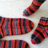 Socken für Mama und Baby, handgestrickt, Größe 38/39 und Neugeborene , Stricksocken, Wollsocken, Damen Socken Bild 4