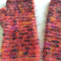 Pulswärmer Armstulpen handgestrickt aus Wolle (Merinowolle) mit Effektgarn in warmen Farben  ➜ Bild 2