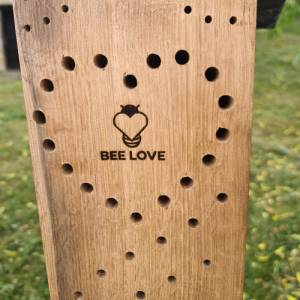 Hochwertiges Bienenhotel für Wildbienen und andere Bestäuberinsekten mit Lasergravur - Nisthilfe für Wildbienen - Gesche Bild 4