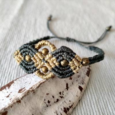 bezauberndes Makramee Armband in olivgrün und gold mit kleinen bronzefarbenen Metallperlen