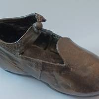 Kinderschuh mit Kupfer überzogen - auf der Sohle sig.  Lottes erster Schuh - Erinnerung aus den 20er Jahren Bild 1