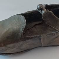 Kinderschuh mit Kupfer überzogen - auf der Sohle sig.  Lottes erster Schuh - Erinnerung aus den 20er Jahren Bild 2