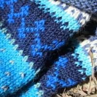Gestrickte Pulswärmer - Armstulpen in leuchtend blauen Farben und nordischen Fair Isle Mustern Bild 3