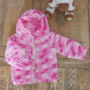 Gr. 62/68 Baby Jacke mit Kapuze Strickjacke Wolljacke Geschenk Geburt oder Taufe Babyshower Handmade gehäkelt Bild 1
