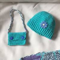 Puppenjacke, Tasche und Mütze mit Häkelblüte für Größe 43 cm, gehäkelt, türkis-blau- natur gemustert Bild 8
