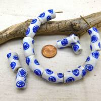 12 gebogene Krobo Pulverglas Perlen - weiß mit blauem Muster - Tuben - ca. 20x10mm Bild 2