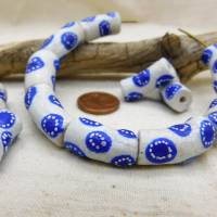 12 gebogene Krobo Pulverglas Perlen - weiß mit blauem Muster - Tuben - ca. 20x10mm Bild 3
