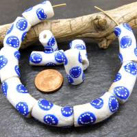 12 gebogene Krobo Pulverglas Perlen - weiß mit blauem Muster - Tuben - ca. 20x10mm Bild 5