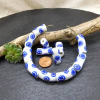12 gebogene Krobo Pulverglas Perlen - weiß mit blauem Muster - Tuben - ca. 20x10mm Bild 6