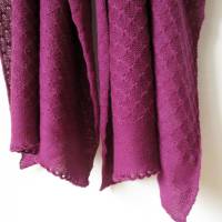 Schal aus reiner Merinowolle in Dunkelmagenta, gestricktes Tuch violett, elegante Stola, Weihnachtsgeschenk Frau Bild 4