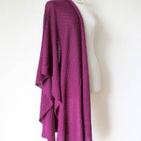 Schal aus reiner Merinowolle in Dunkelmagenta, gestricktes Tuch violett, elegante Stola, Weihnachtsgeschenk Frau Bild 5