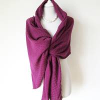 Schal aus reiner Merinowolle in Dunkelmagenta, gestricktes Tuch violett, elegante Stola, Weihnachtsgeschenk Frau Bild 6