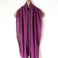 Schal aus reiner Merinowolle in Dunkelmagenta, gestricktes Tuch violett, elegante Stola, Weihnachtsgeschenk Frau Bild 9