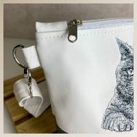 kleine Umhängetasche mit Katzenmotiv | Britisch Kurzhaar | BKH | Tasche bestickt und genäht aus Kunstleder Bild 7