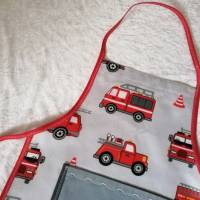 Schürze mit Namen für Kinder, Handgefertigt aus Baumwollstoff, Feuerwehr Autos Bild 5