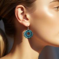 Türkis Blaue Ohrringe aus Glasperlen | handgefädelte Perlenohrringe | glitzernde Creolen mit Ohrhaken Bild 2