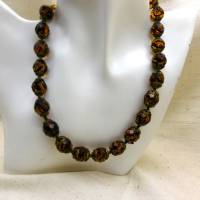 vintage Halskette mit bernsteinfarbenen facettierten Glasperlen und bronzefarbenen Perlkappen 43 cm Bild 4
