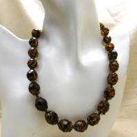 vintage Halskette mit bernsteinfarbenen facettierten Glasperlen und bronzefarbenen Perlkappen 43 cm Bild 5
