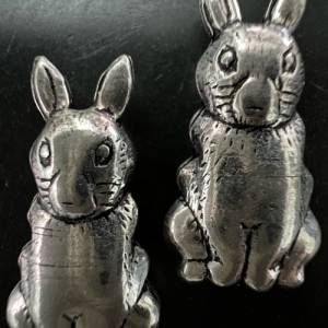 2 x versilberte Kupfer Hasen, geschwärzt, 22 x 11 mm - E12 Bild 2