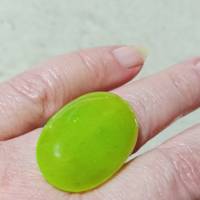 Ring mit Quarz in grün neon 33 x 20 Millimeter groß Lemonquarz handgemacht verstellbar im hippy look limone Bild 2