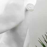 kleine runde Ohrringe, weiße kleine Ohrringe, Fimo-Ohrringe, weiße Ohrstecker mit schwarzen Spiralmuster, Geschenk Idea Bild 3
