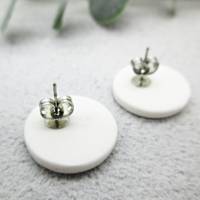 kleine runde Ohrringe, weiße kleine Ohrringe, Fimo-Ohrringe, weiße Ohrstecker mit schwarzen Spiralmuster, Geschenk Idea Bild 5