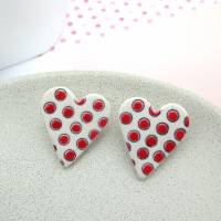 Herzohrringe mit Punkten, Liebe, weiße Ohrringe mit roten Punkten, süße Ohrringe mit Herz, Geschenk für Frau Bild 1