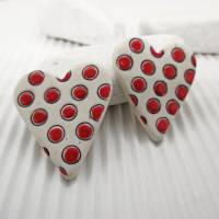 Herzohrringe mit Punkten, Liebe, weiße Ohrringe mit roten Punkten, süße Ohrringe mit Herz, Geschenk für Frau Bild 2