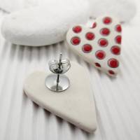 Herzohrringe mit Punkten, Liebe, weiße Ohrringe mit roten Punkten, süße Ohrringe mit Herz, Geschenk für Frau Bild 8