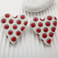Herzohrringe mit Punkten, Liebe, weiße Ohrringe mit roten Punkten, süße Ohrringe mit Herz, Geschenk für Frau Bild 9