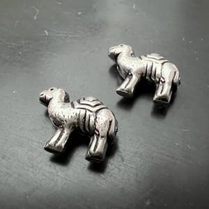 4 x versilberte Kupfer Kamele, geschwärzt, 16 x 12 mm - E10 Bild 1