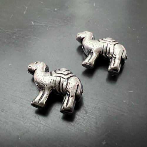 4 x versilberte Kupfer Kamele, geschwärzt, 16 x 12 mm - E10