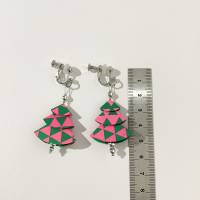 Ohrringe Ohrclips Weihnachtsbäumchen Pink Grün Edelstahl und Papier Bild 3