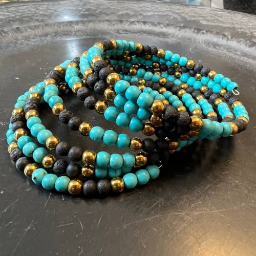 7-reihiges Armband aus Hämatit, Howlith und Lava