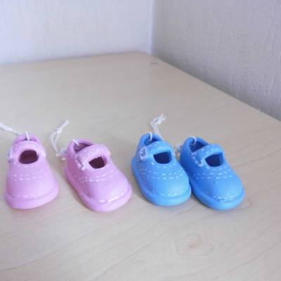 Keramik Baby Schuhe mit Schnur, Taufe in Rosa oder Blau , 53 mm zum Basteln - Entwerfe dein Geschenk selbst