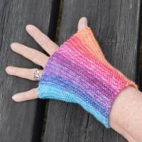 Armstulpen Pulswärmer handgestrickt Regenbogen Wolle Bild 1